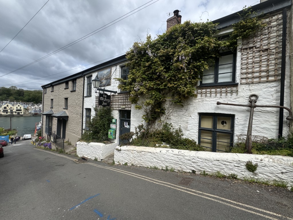 Lot: 10 - FREEHOLD PUBLIC HOUSE OVERLOOKING THE FOWEY ESTUARY WITH NINE EN-SUITE LETTING ROOMS - View of the property from the road